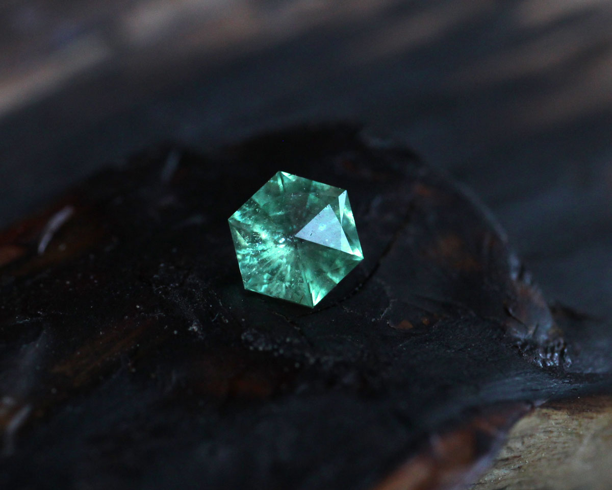 Shakiso Emerald Hexagon apex 66 facets 0.55 ct