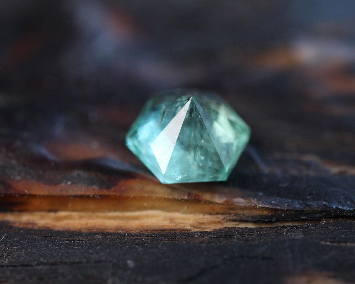 Shakiso Emerald Hexagon apex 66 facets 0.55 ct