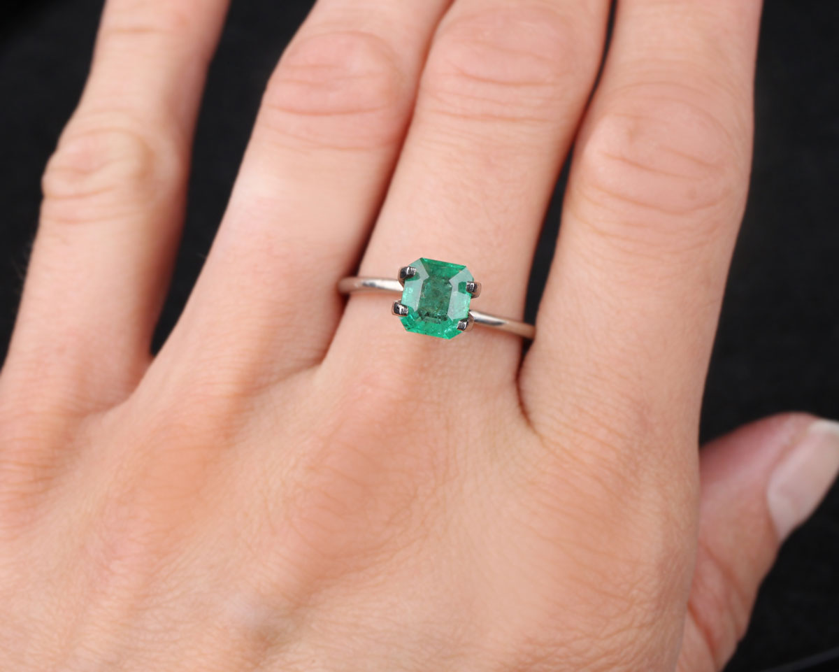 Shakiso Emerald rectangular octagon 7mm 1.18 ct