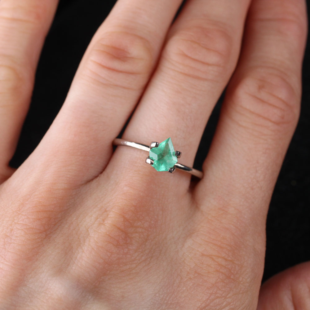 Shakiso Emerald dragonfly 0.7 ct