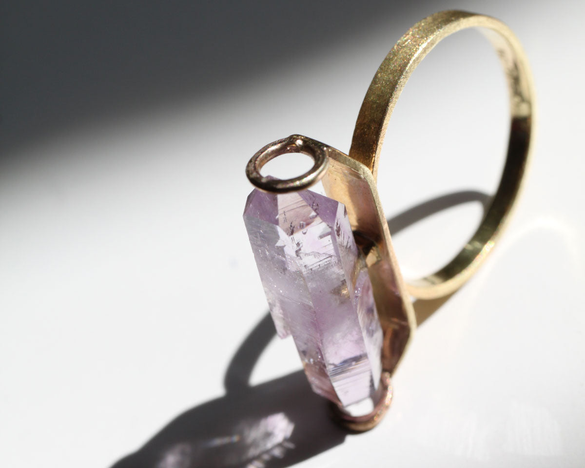 14k guldring med dubbelspets ametist