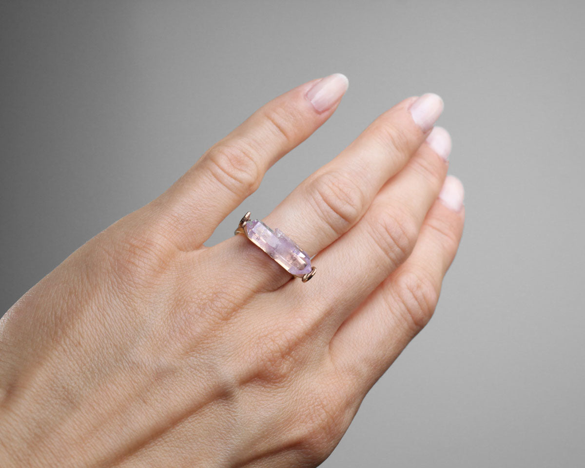 14k guldring med dubbelspets ametist