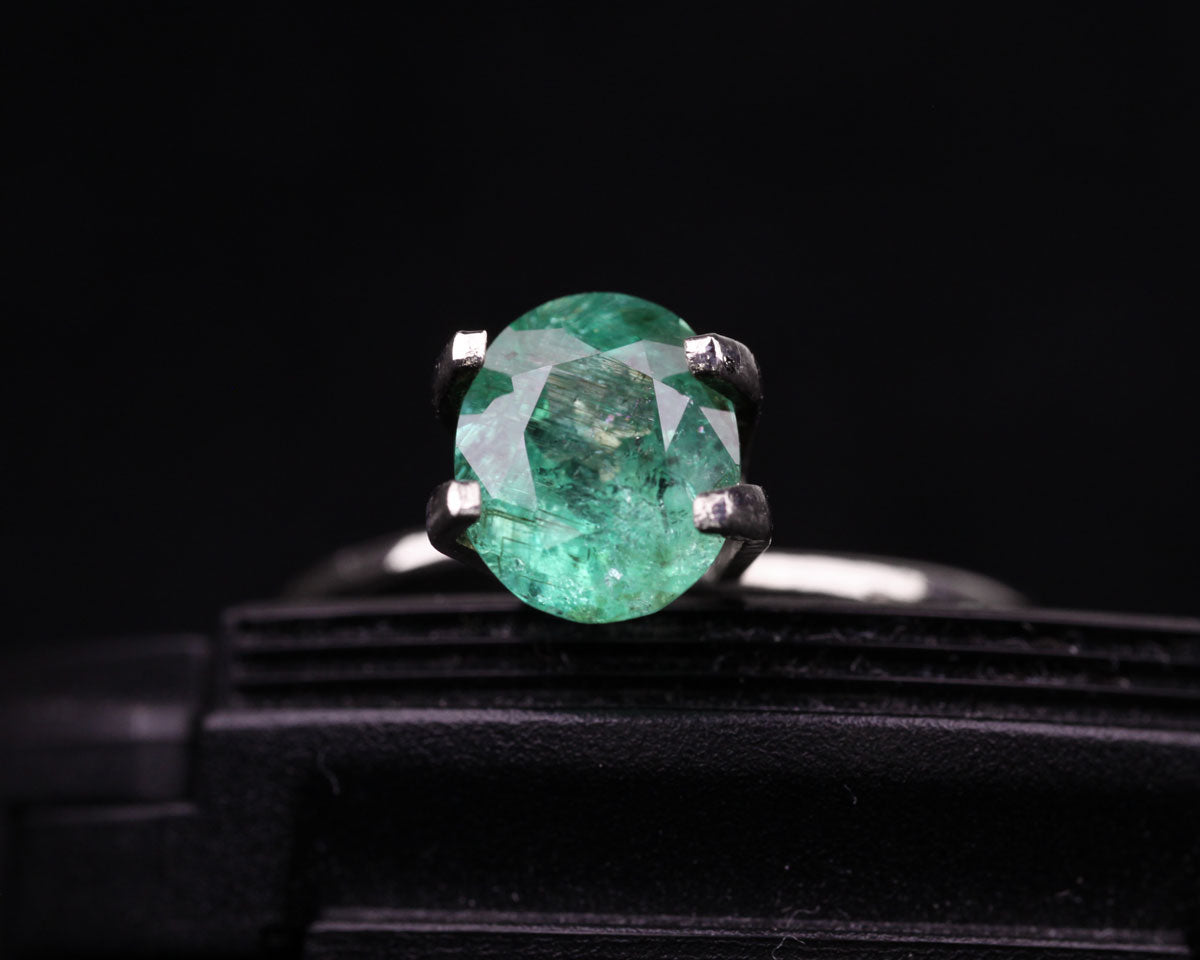 Shakiso Emerald oval 8 mm 1.17 ct