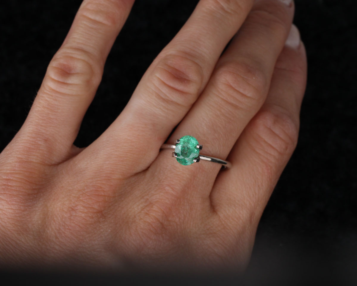 Shakiso Emerald oval 8 mm 1.17 ct