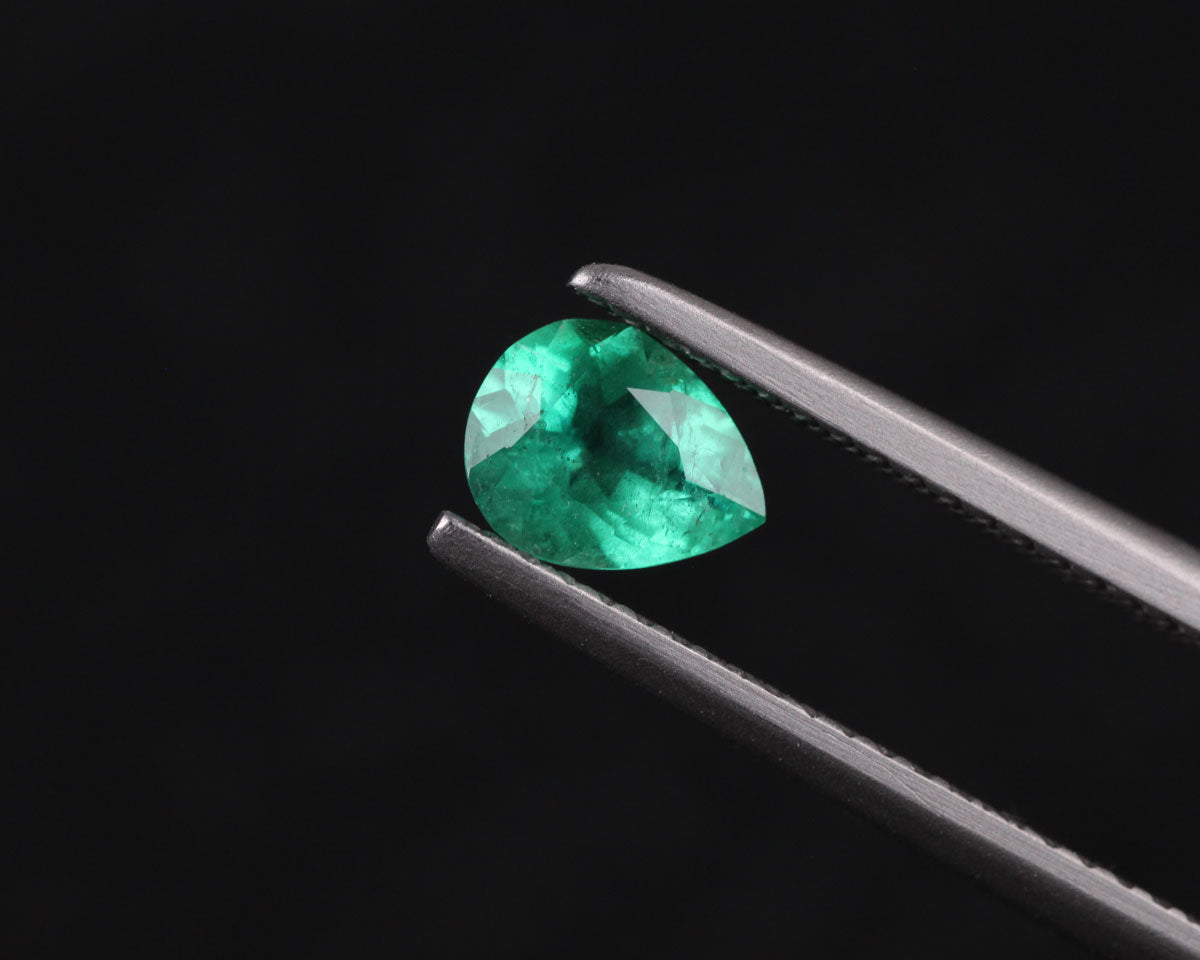 Shakiso Emerald pear 6 mm 0.45 ct