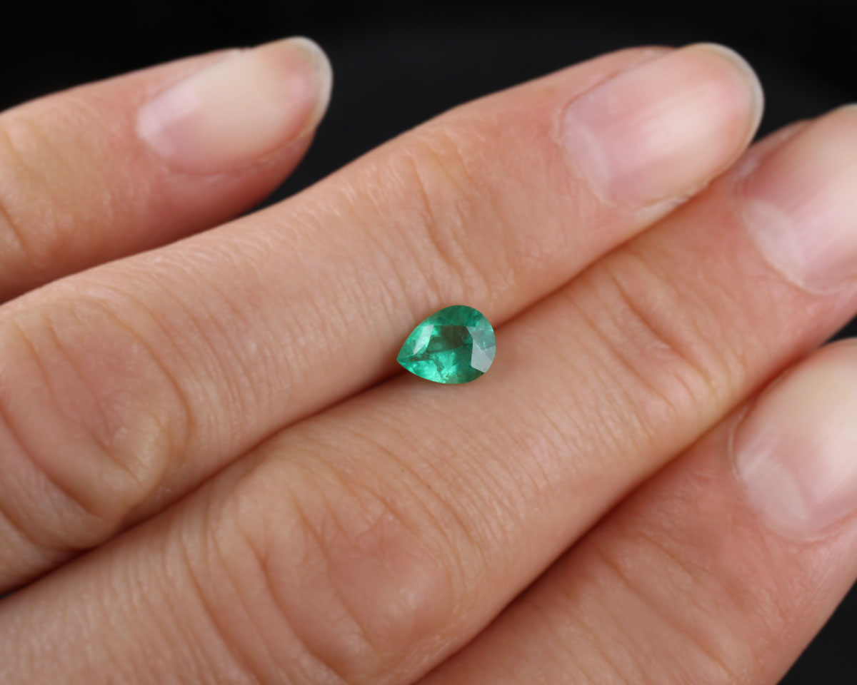 Shakiso Emerald pear 6 mm 0.45 ct