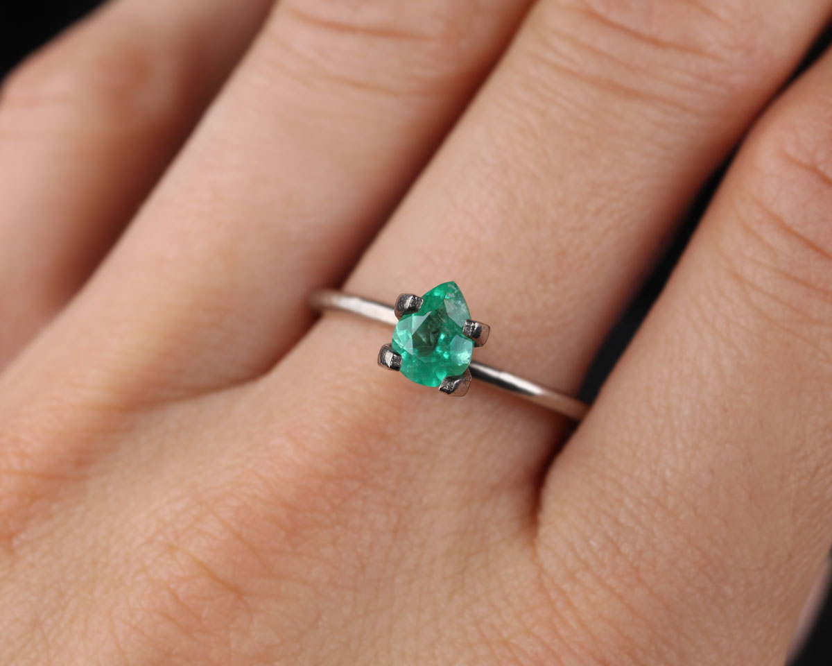 Shakiso Emerald pear 6 mm 0.52 ct