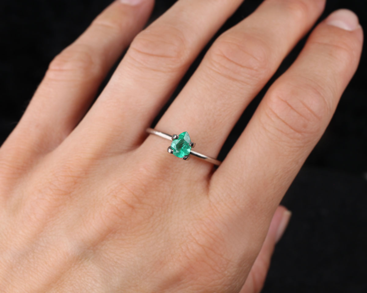 Shakiso Emerald pear 6 mm 0.52 ct