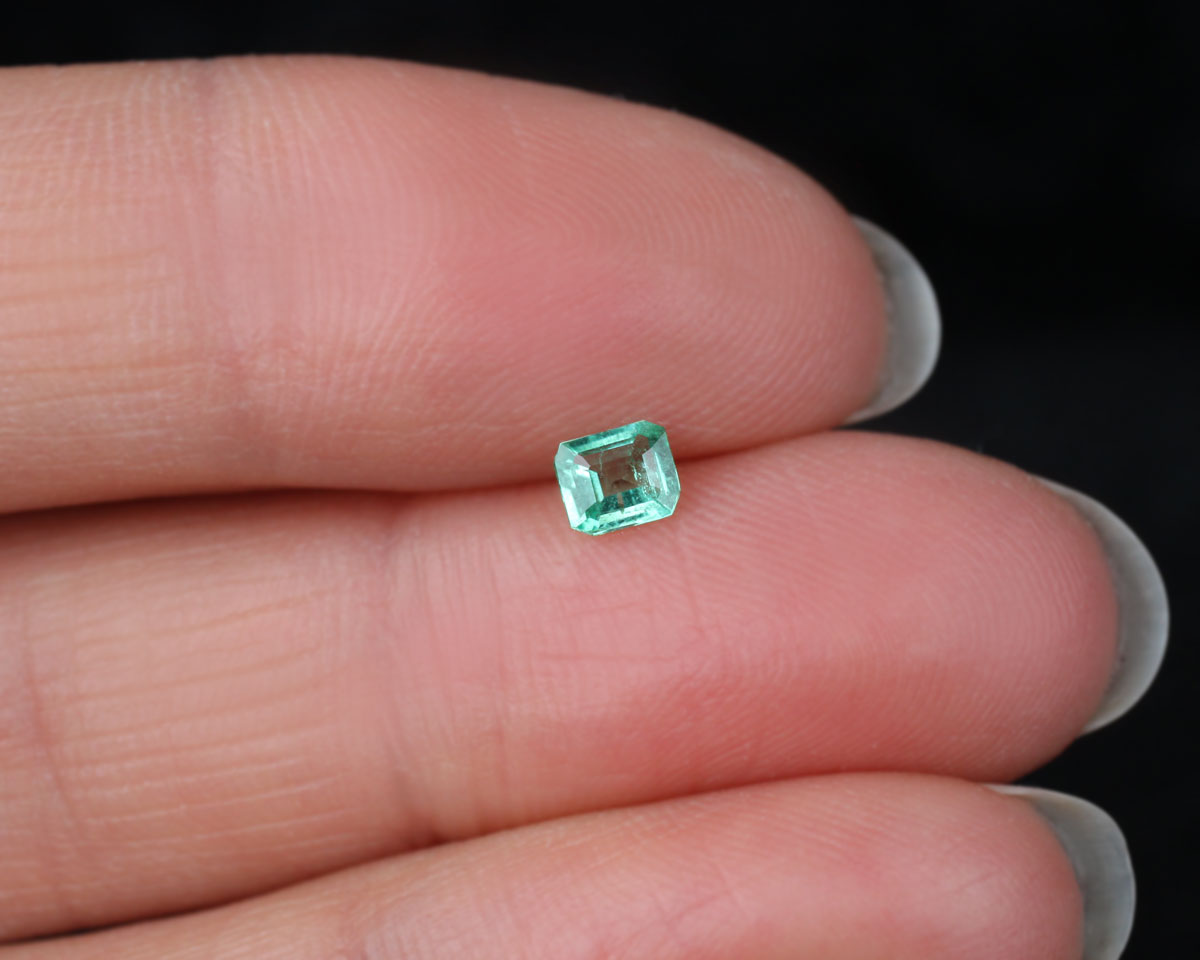 Shakiso Emerald rectangle 4 mm 0.18 ct