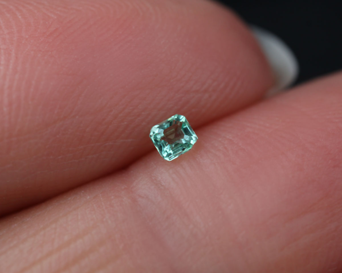 Shakiso Emerald square 2.5 mm 0.08 ct