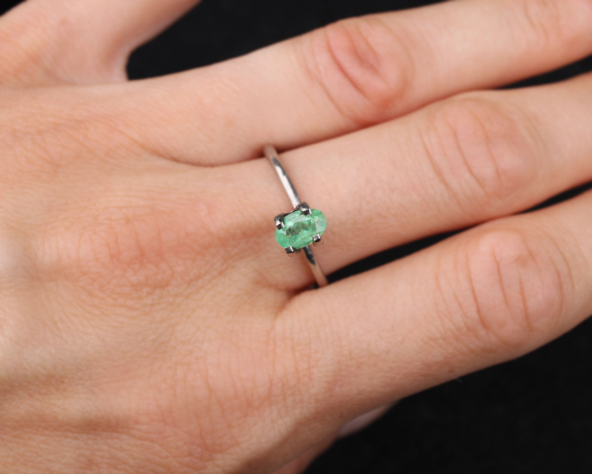 Shakiso Emerald oval 7 mm 0.55 ct