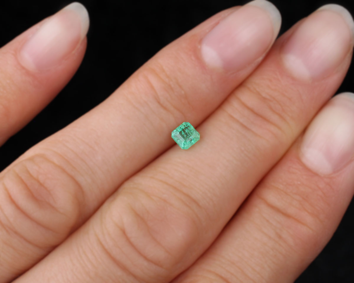 Shakiso Emerald square 4 mm 0.31 ct