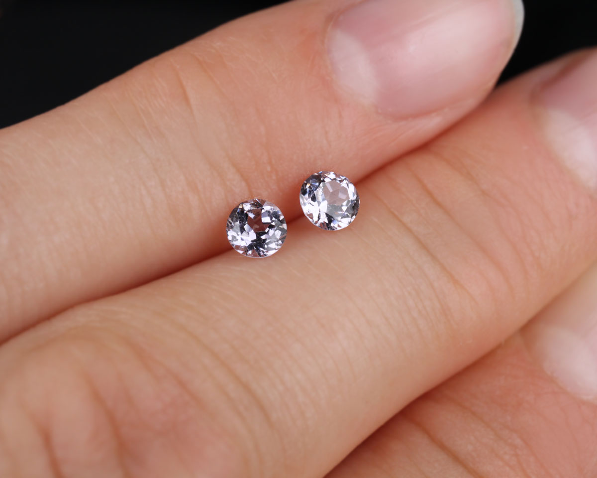 Spinell rund 4 mm par 0,5 ct