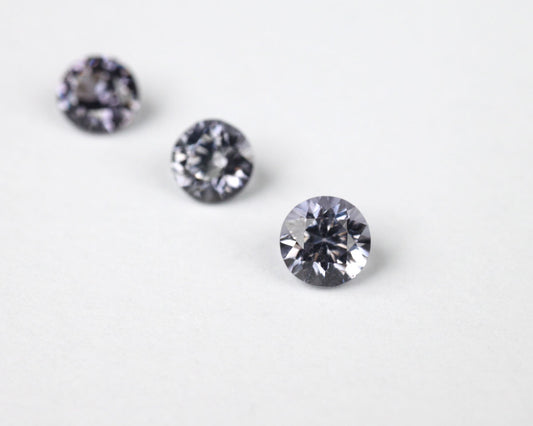 Lot om 3 spineller 3 mm 0,48 ct