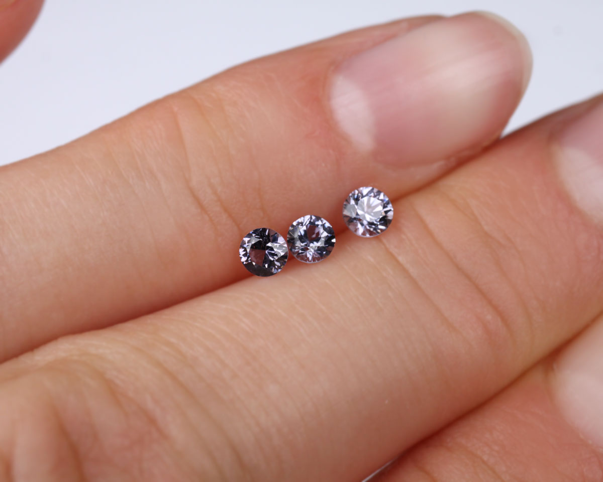 Lot om 3 spineller 3 mm 0,48 ct