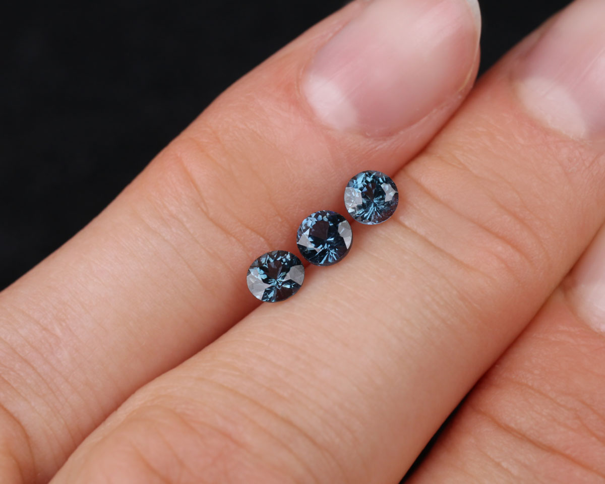 Spinell lot rund blå 4 mm 0,85 ct