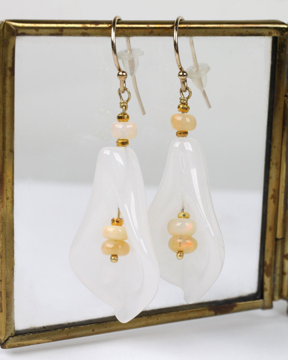 Vita Jade örhängen med Opal