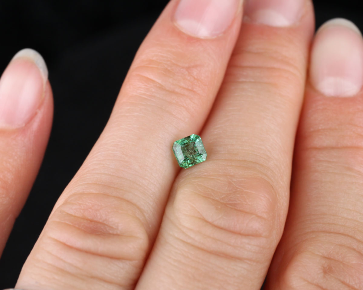 Shakiso Smaragd square 4 mm 0,41 ct