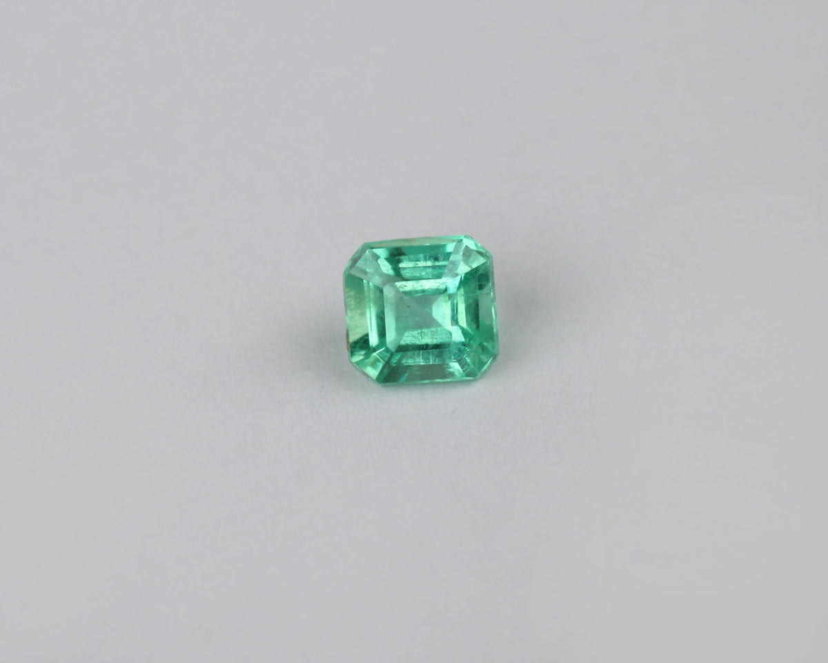 Shakiso Smaragd square 4 mm 0,39 ct