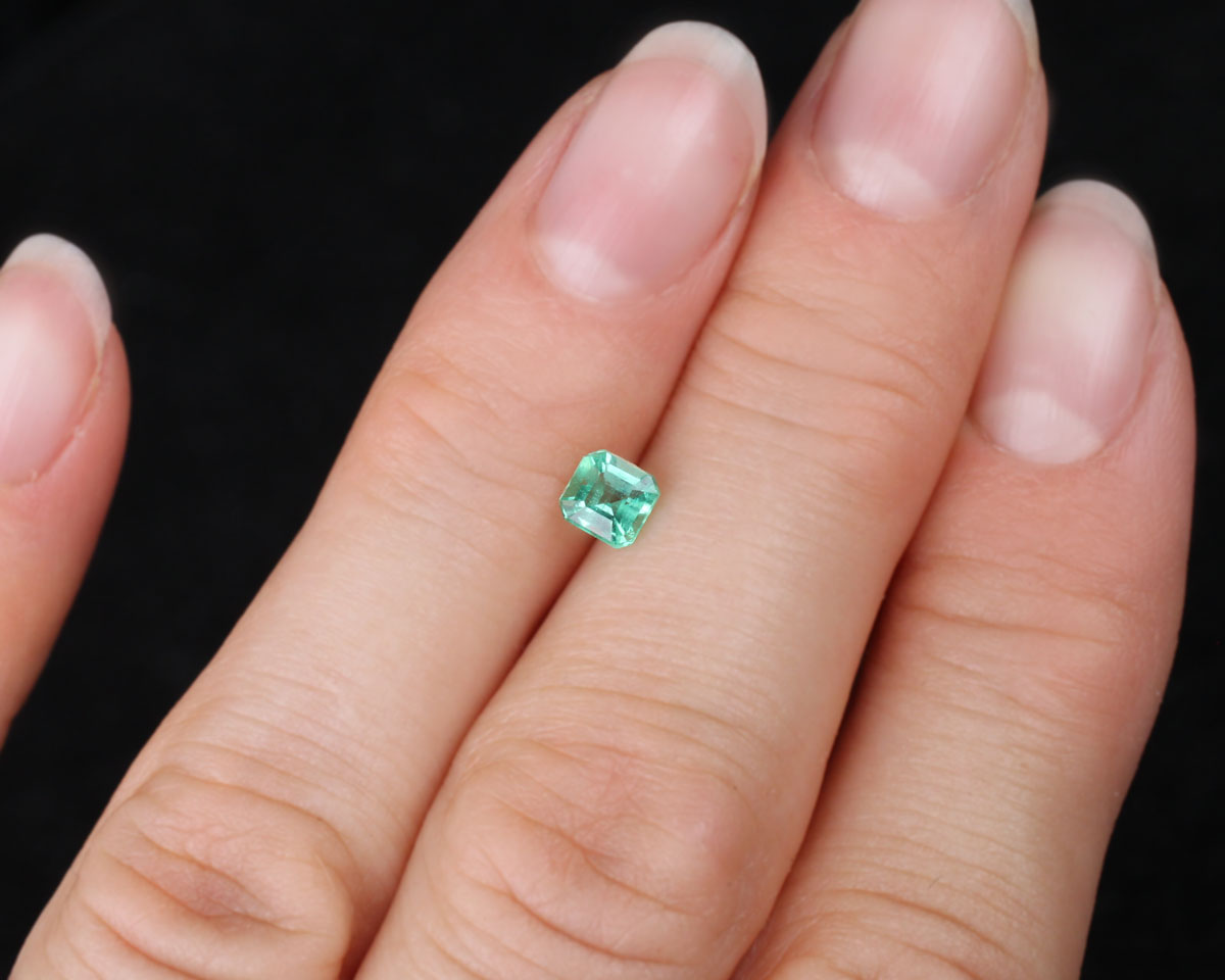 Shakiso Smaragd square 4 mm 0,39 ct