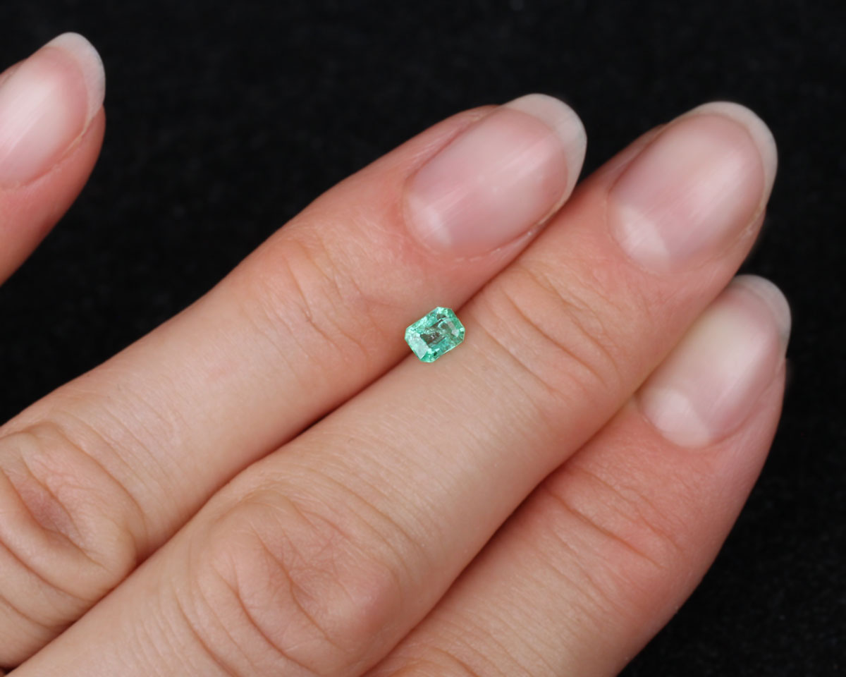 Shakiso Emerald rectangle 4mm 0.2 ct