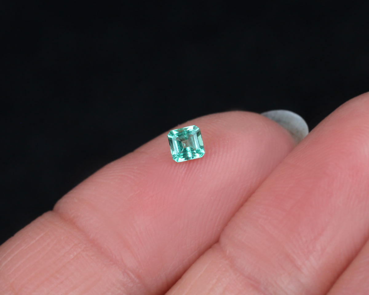 Shakiso Emerald square 3mm 0.16 ct