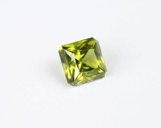 Peridot kvadrat 2,34 ct 7x7 mm