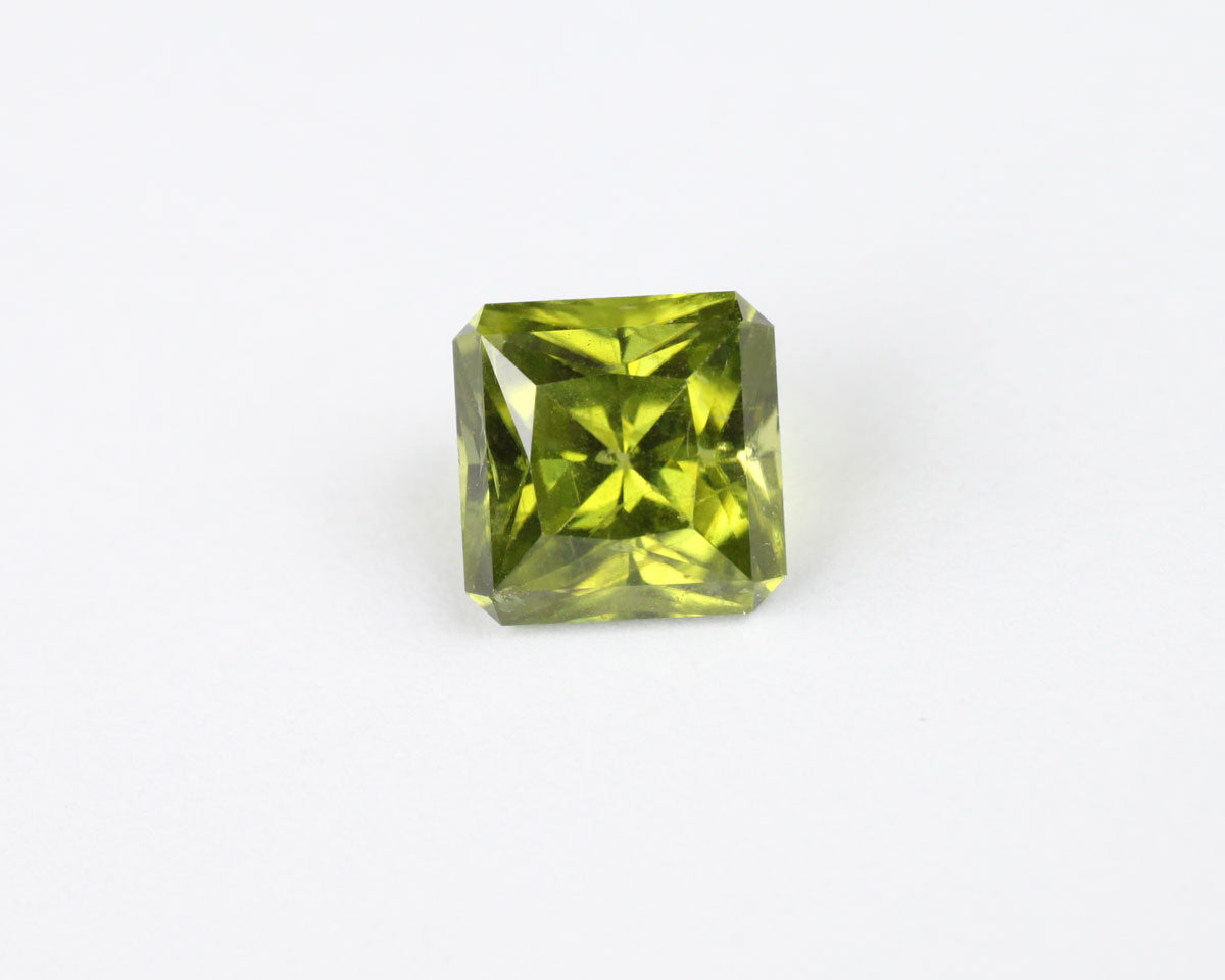 Peridot kvadrat 2,34 ct 7x7 mm