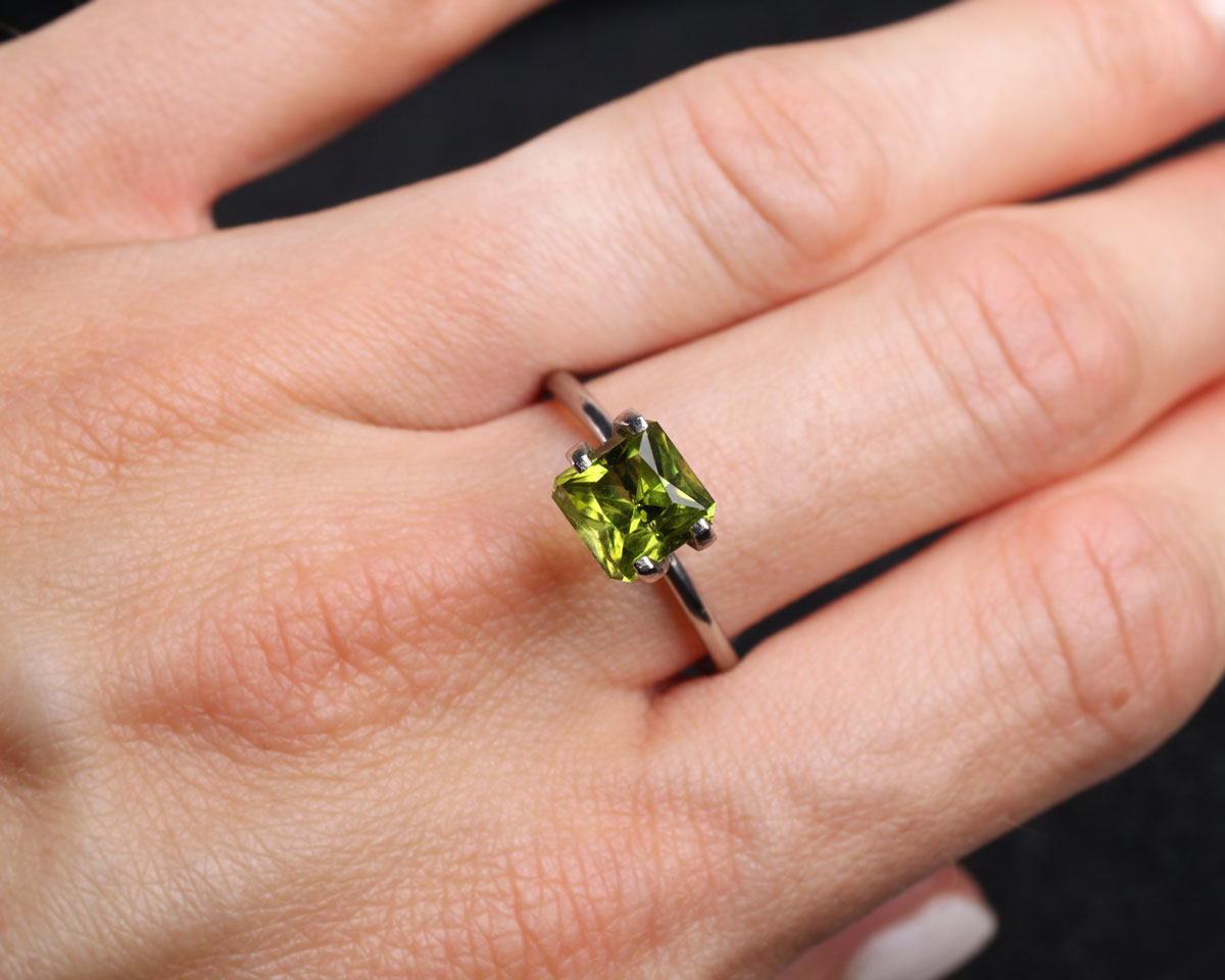 Peridot kvadrat 2,34 ct 7x7 mm