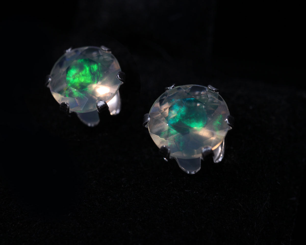 Örhängen med opal, 4 mm