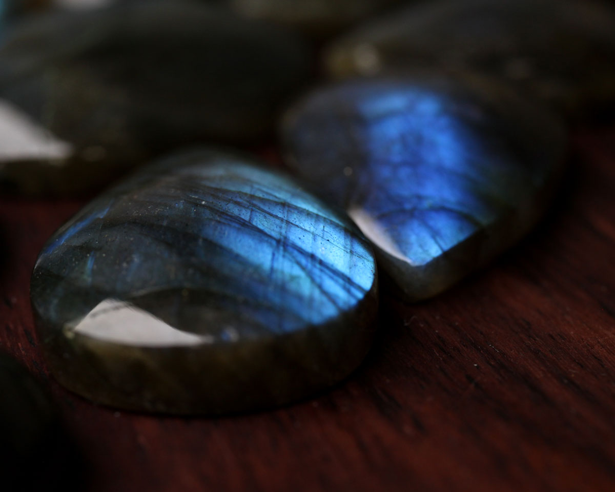 Spektrolit cabochon droppform 25x18mm