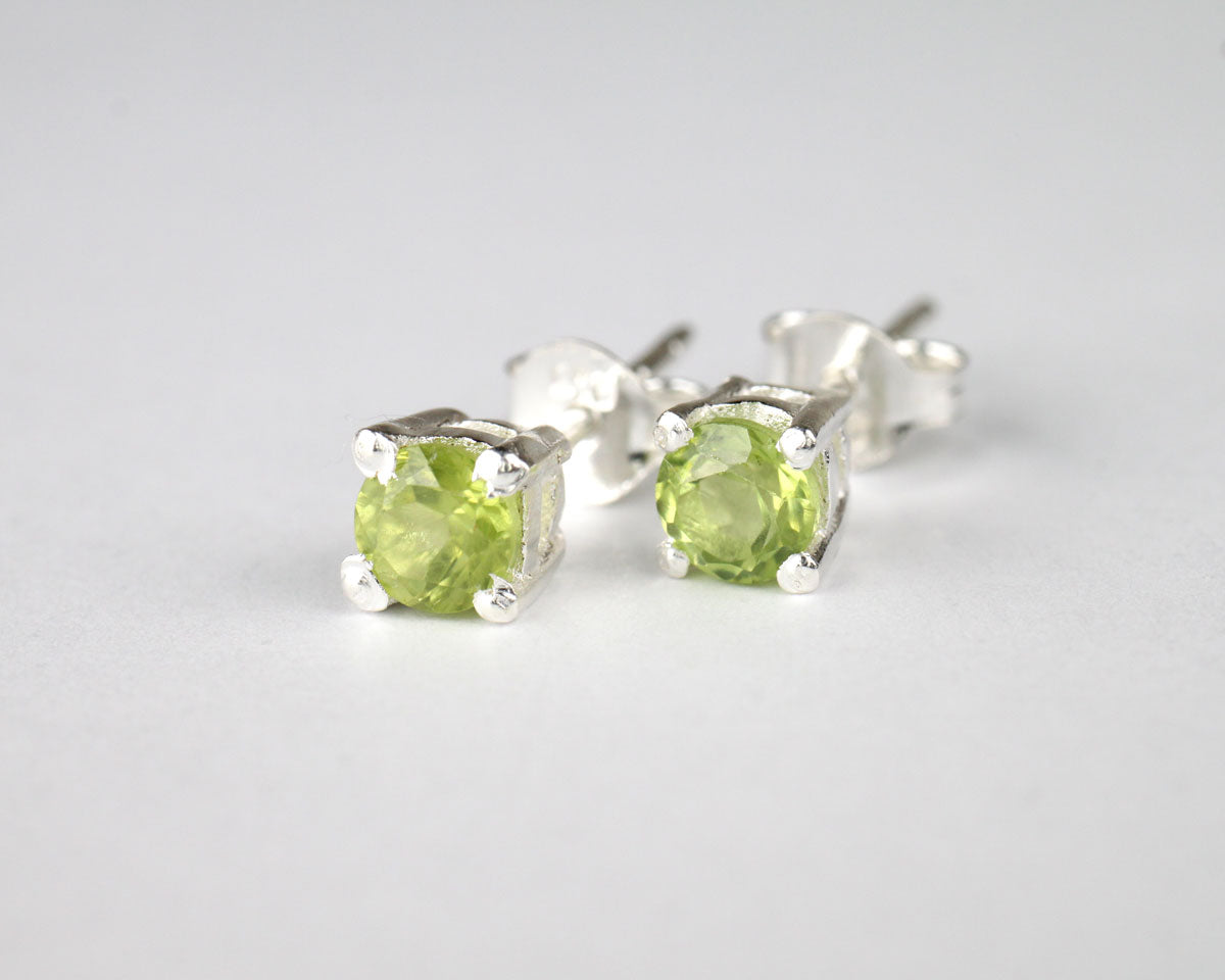 4 mm peridot örhhängen i silver