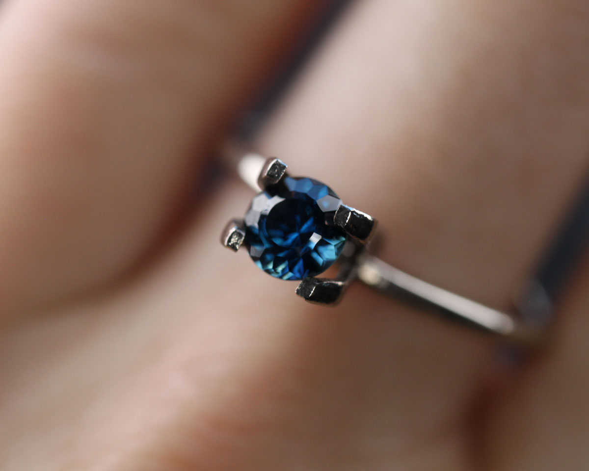 Safir blå 5 mm 0,57 ct