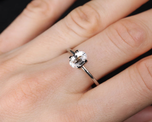 Spinell oval 7x5mm vit