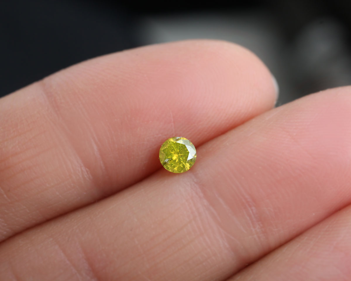 Diamond greenish yellow round 4 mm 0.24 ct