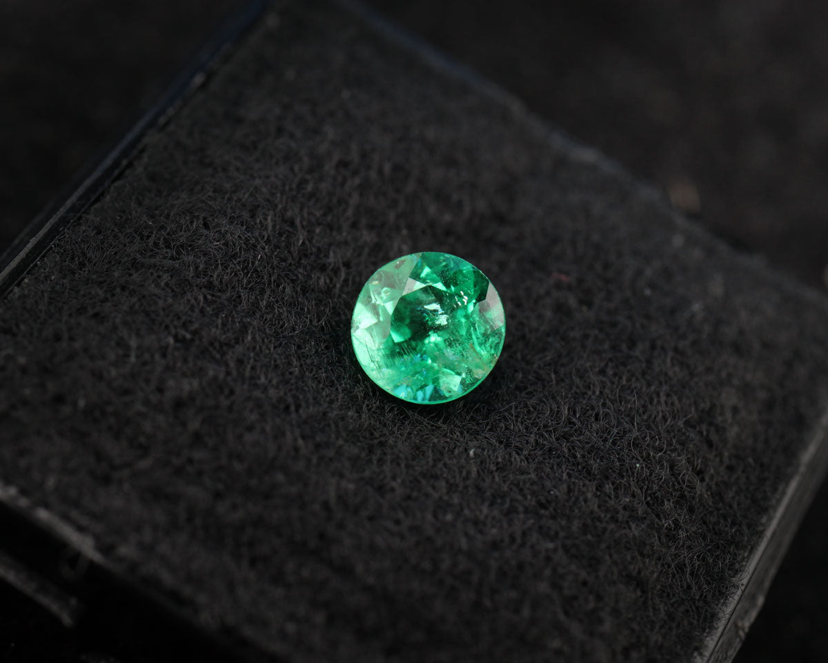 Shakiso Emerald rund 0,61 ct Certifierad