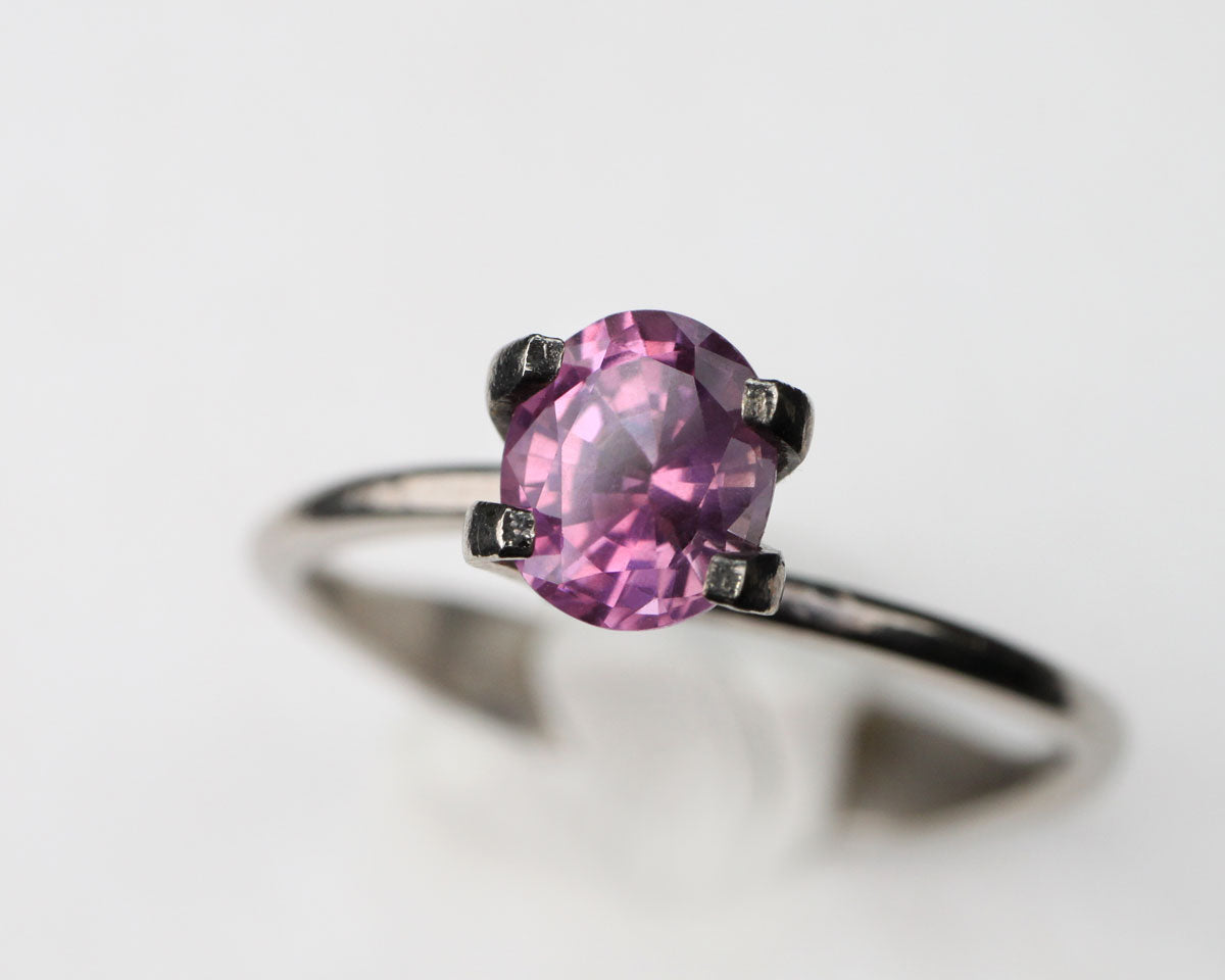 Pink oval sapphire 1.1 ct 6.6 mm