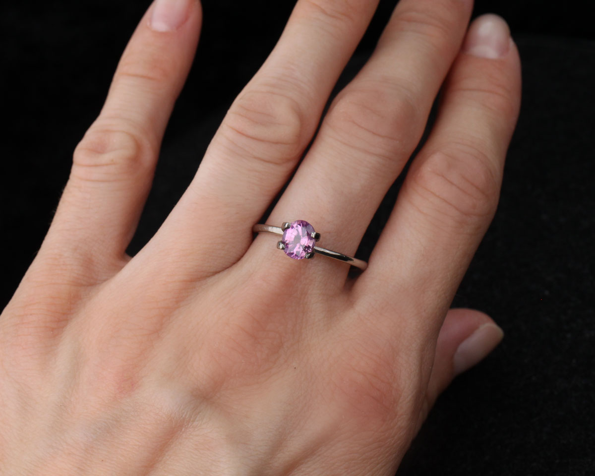 Pink oval sapphire 1.1 ct 6.6 mm