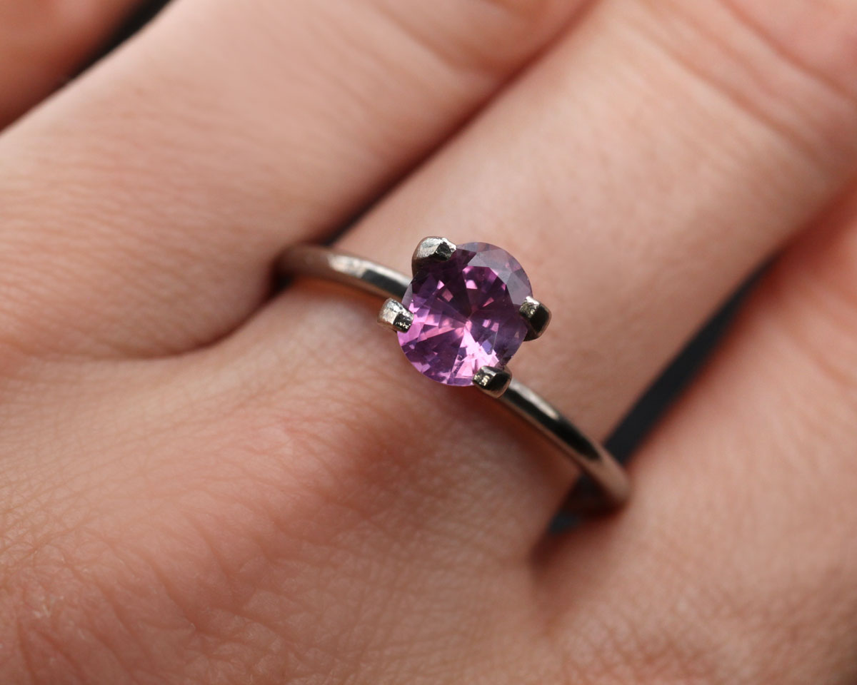 Pink oval sapphire 1.1 ct 6.6 mm