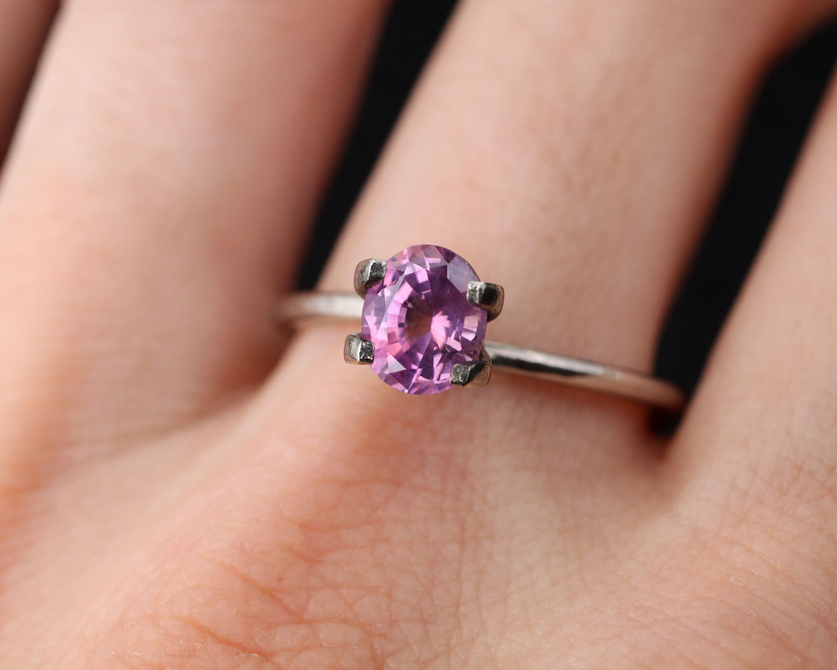 Pink oval sapphire 1.1 ct 6.6 mm