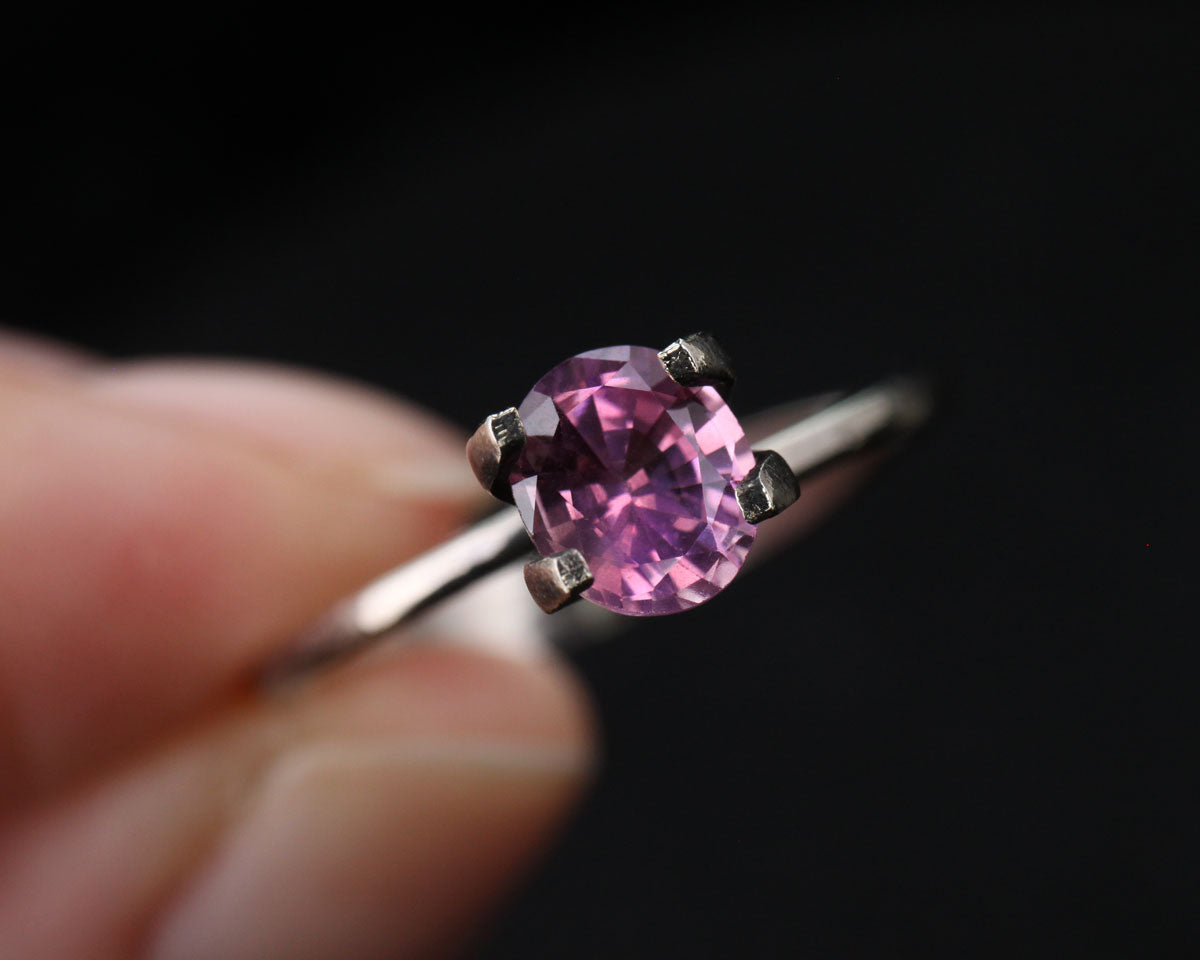 Pink oval sapphire 1.1 ct 6.6 mm