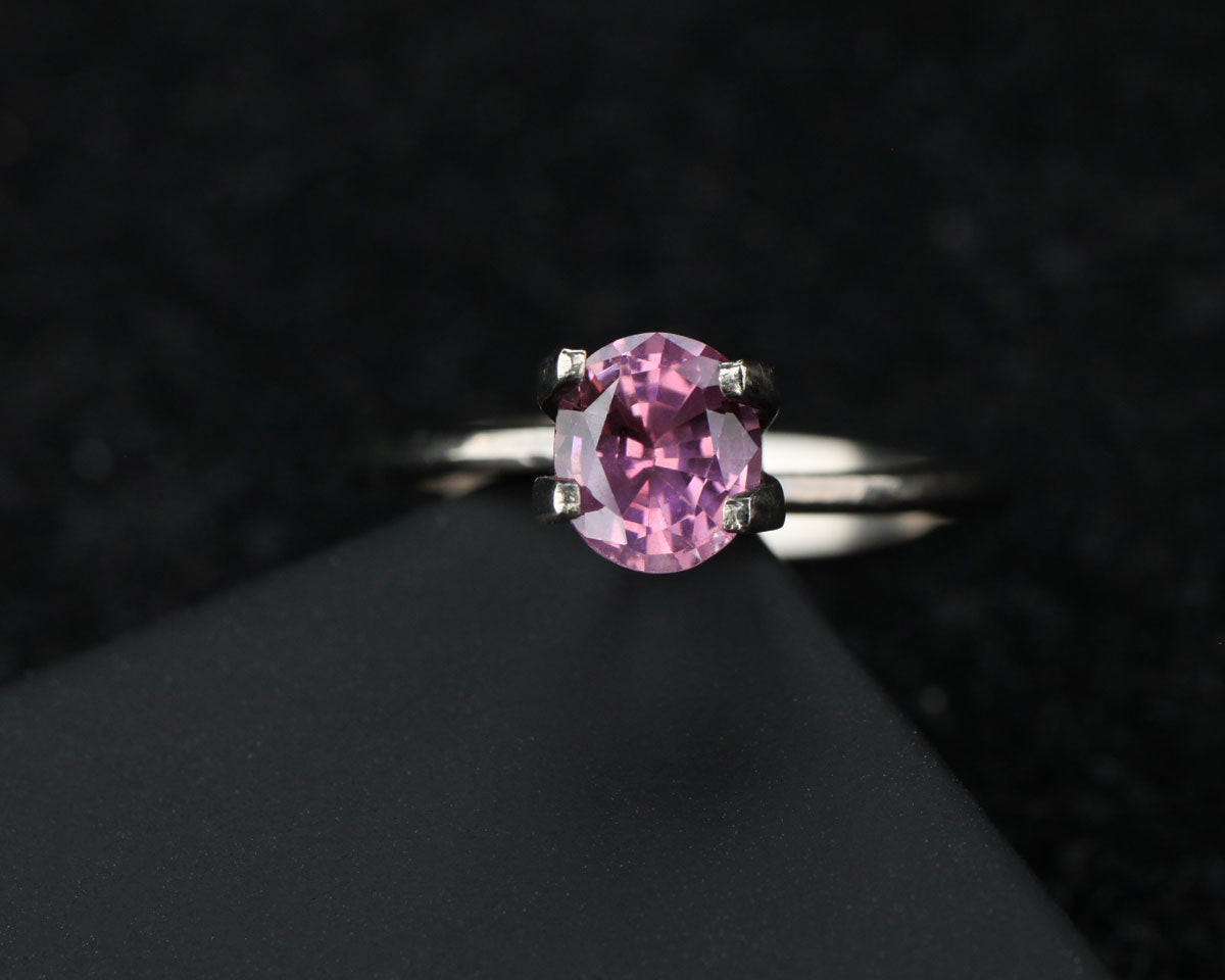 Pink oval sapphire 1.1 ct 6.6 mm