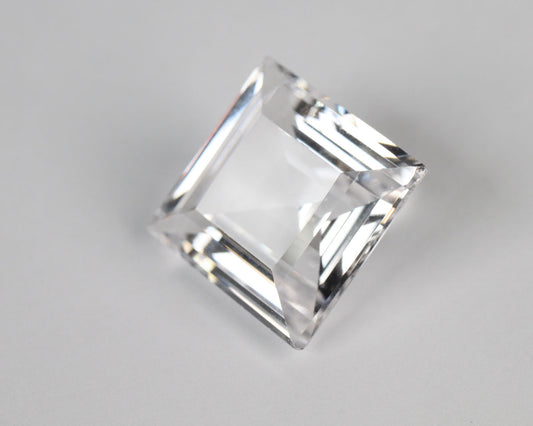 5 apr Vit Spinel Square 10,5 ct