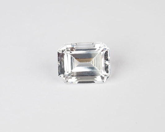 Vit Spinel Emerald cut 8,1 ct