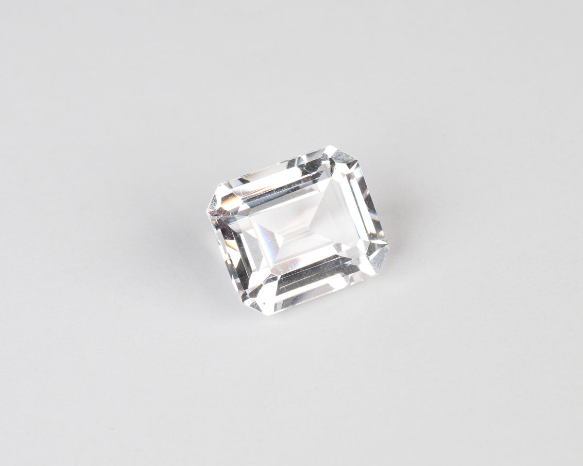 Vit spinell smaragdslipad 9,5 ct