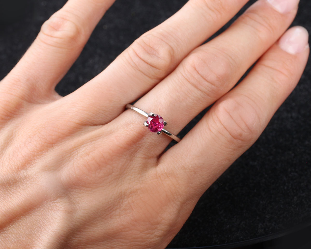 Rubin rund 5,43 mm 0,78 ct