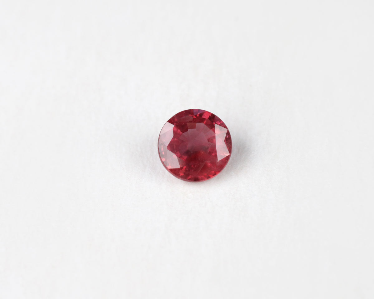 Ruby round 5.7 mm 0.86 ct