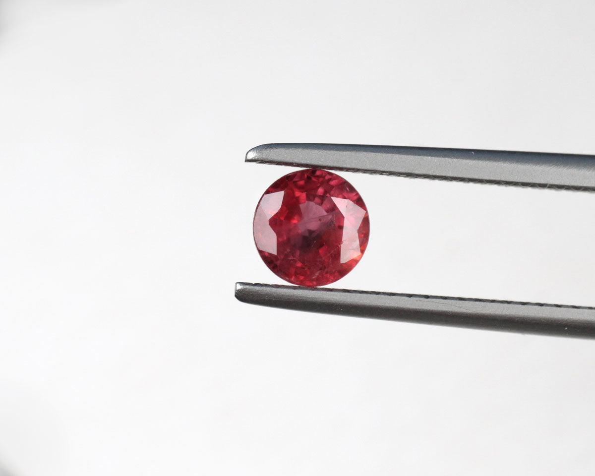 Ruby round 5.7 mm 0.86 ct