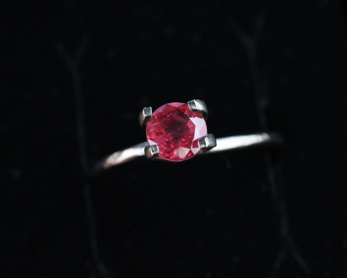 Ruby round 5.7 mm 0.86 ct