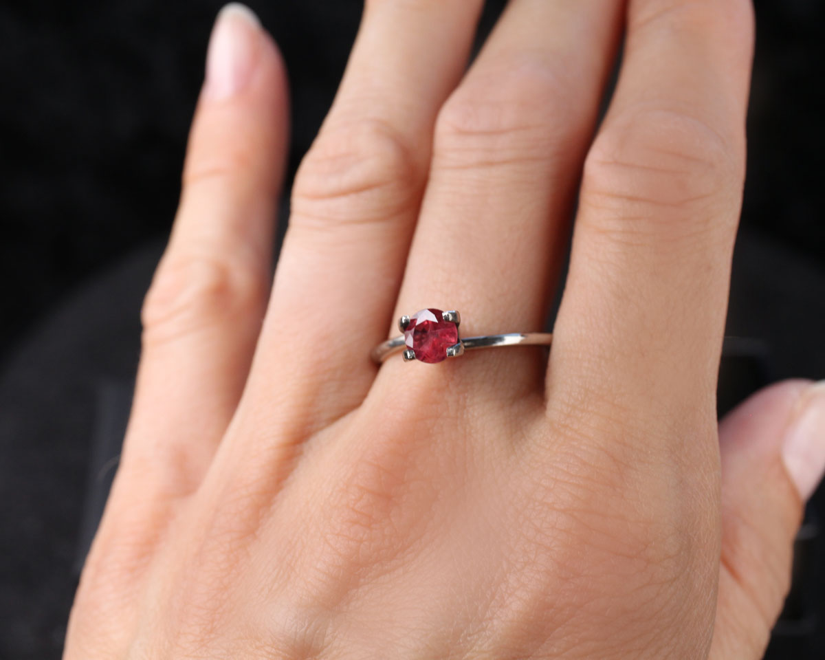 Ruby round 5.7 mm 0.86 ct